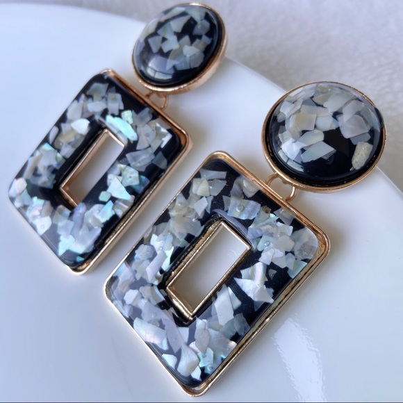 Black and gold earrnings with seashell mosaic - Picture 3 of 6